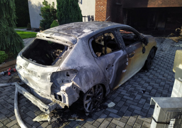V obci Dynín došlo v garáži rodinného domu k požáru elektromobilu