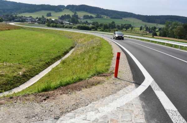 Průjezd obcí Číměř na Jindřichohradecku je pro řidiče díky kraji od července bezpečnější