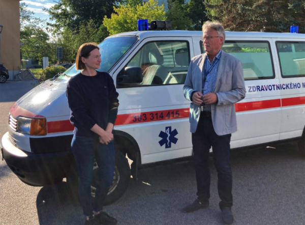 Strakonická nemocnice darovala Ukrajině sanitku na převoz raněných