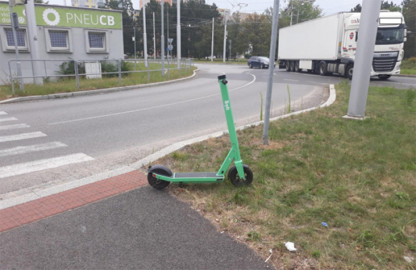 V Českých Budějovicích se střetl osobní vůz s e-koloběžkou. Cyklistka skončila se zraněním v péči záchranářů