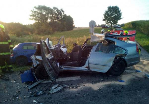 Při čelním střetu dvou osobních vozidel u Dolního Třebonína na místě zemřely tři osoby
