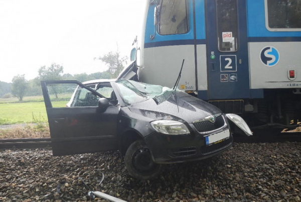 U Blatné se střetl osobní vůz s vlakem, pro těžce zraněného řidiče letěl vrtulník