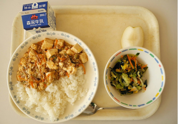 I v tomto školním roce opět zajistí tisícům dětí obědy zdarma projekt Obědy do škol