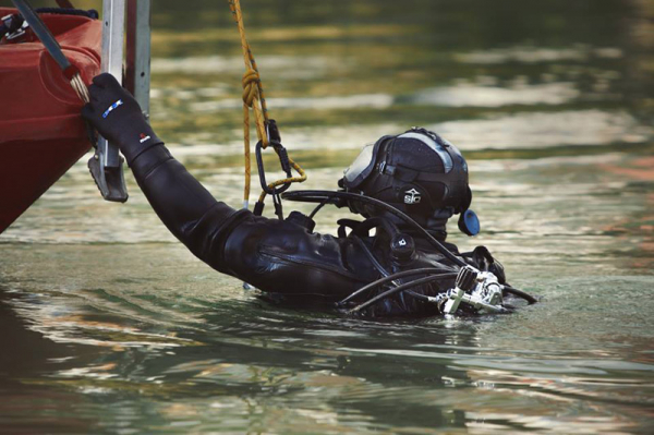 Potápěči nalezli pod Žďákovským mostem tělo mladého muže, zřejmě spáchal sebevraždu