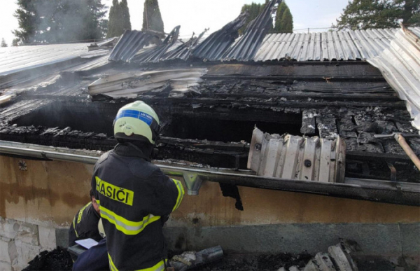 Požár střechy v Drhovicích na Táborsku likvidovaly čtyři hasičské jednotky
