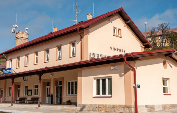 Výpravní budova ve Vimperku nabízí po opravě moderní zázemí pro cestující