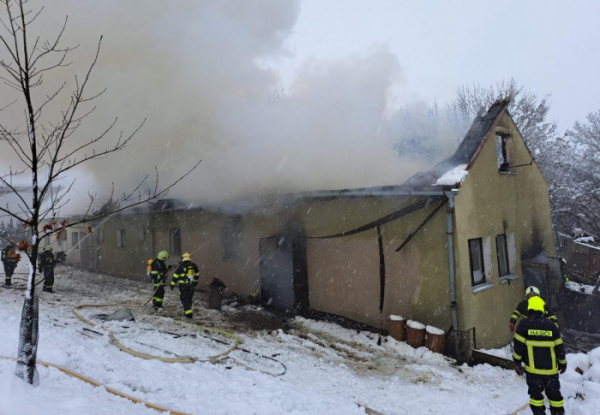 Při požáru domu v obci Hůrka na Českobudějovicku přišel o život jeden člověk