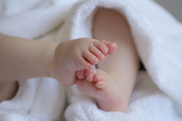 První jihočeské miminko roku 2023 se narodilo 13 minut po půlnoci v Jindřichově Hradci