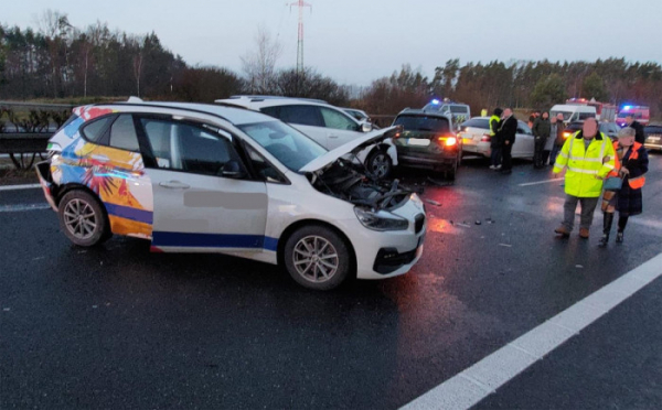 Na dálnici D3 ve směru z Českých Budějovic do Prahy došlo ke střetu 11 vozidel, 5 osob se zranilo