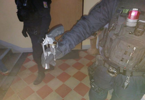 Agresivní senior se zbraní v ruce ohrožoval obyvatele bytového domu v Táboře