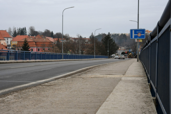 Jihočeský kraj přidá na provizorní most v Týně nad Vltavou další jízdní pruh, aby zamezil kolonám