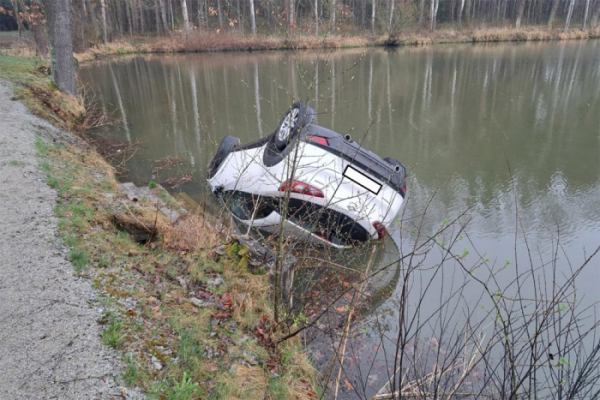 Seniorka skončila s osobním vozem v rybníku, z auta jí pomáhal kolemjedoucí řidič