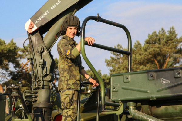 AČR: Strakonická vojákyně manipuluje s raketami, které váží více než půl tuny