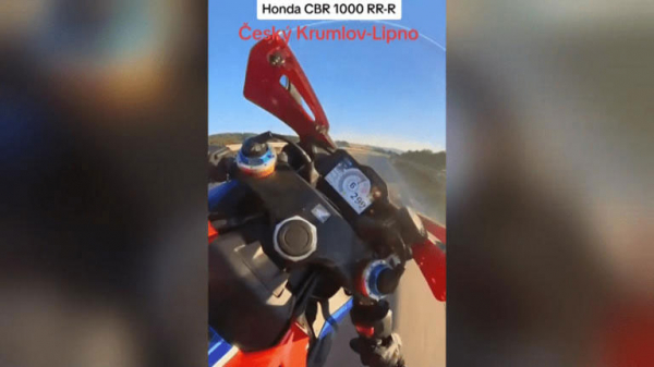 Motocyklista natočil vlastní riskantní jízdu, místy jel 300kilometrovou rychlostí, policie po hazardérovi pátrá