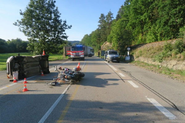 U Němětic na Strakonicku došlo ke střetu motocyklisty s osobním vozem, nehoda si vyžádala 4 zraněné osoby