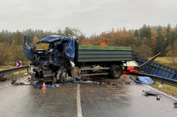 Při střetu dvou nákladních automobilů na Písecku jeden z řidičů na místě zemřel