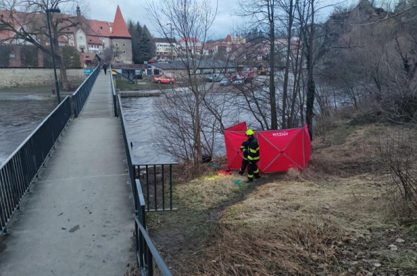 Policisté obvinili z vraždy v Českém Krumlově tři muže, umlátili bezdomovce a vše chtěli maskovat požárem