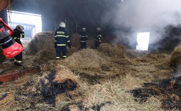 Téměř celou sobotu zasahovali hasiči u požáru stodoly v Nadějkově