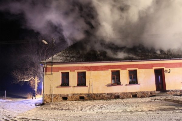 U nedělního požáru v obci Hájek byl vyhlášen druhý stupeň požárního poplachu