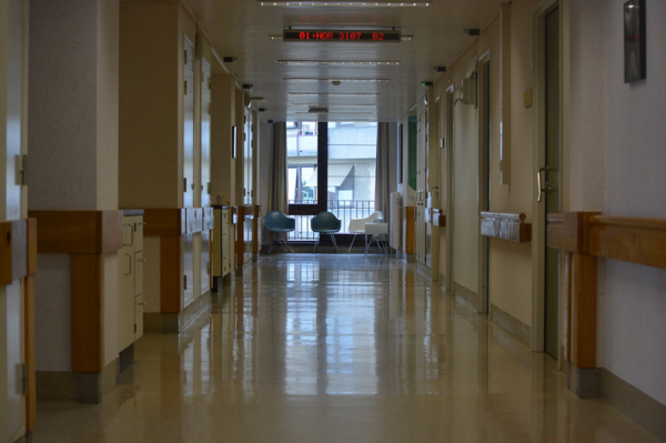 Písecká nemocnice se brání zvýšené agresivitě pacientů, zvýšila ostrahu a vyškolila personál